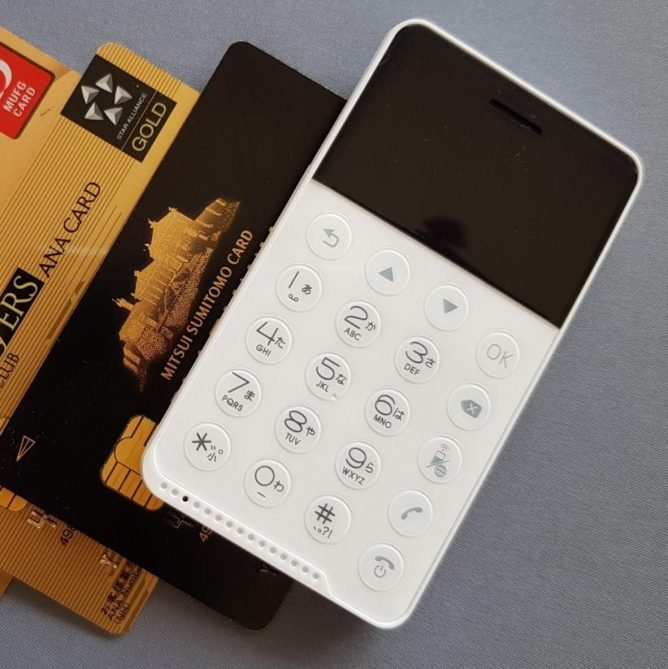 Kredit kartına bənzəyən smartfon yaradıldı - VİDEO