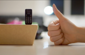 Dünyanın ən kiçik mobil telefonu – VİDEO