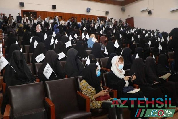 “Taliban”ın qadağalarını dəstəkləyən Əfqan qadınlar universitetdə aksiya keçirib - FOTO