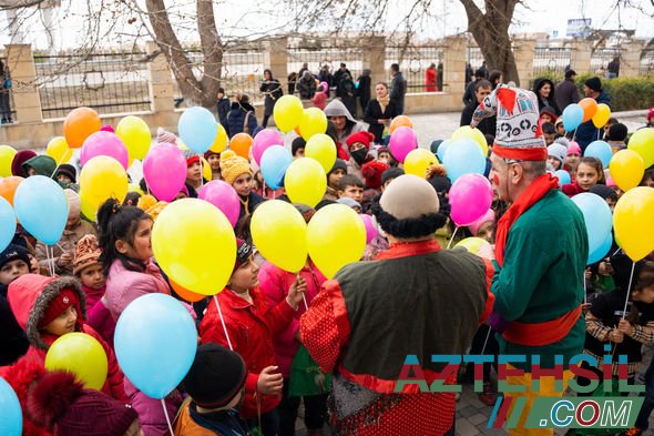 “Cırtdan” ucqar kəndlərin 500 balaca sakininə bayram sovqatı payladı