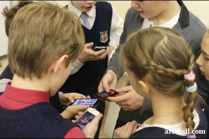 YUNESKO məktəblərdə smartfonların  qadağan edilməsinə çağırış edib.