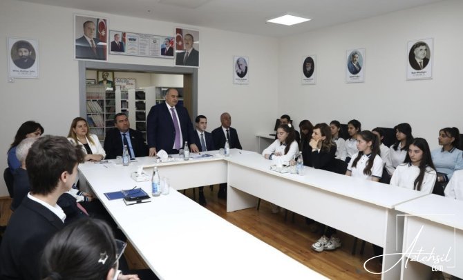 BSU-nun rektoru Qubada məktəblilərlə görüş keçirib