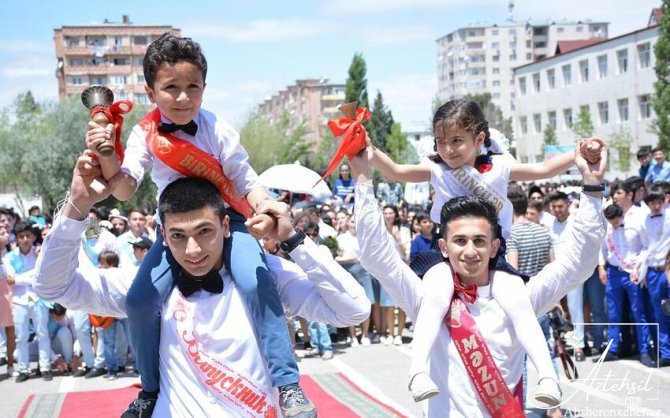 Nazir “Son zəng” münasibətilə məzunları təbrik edib