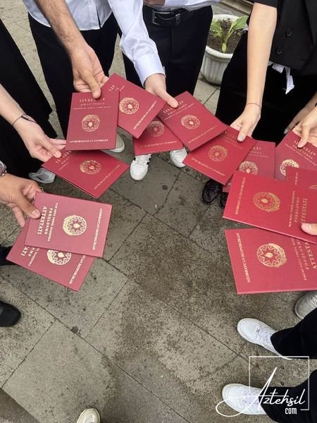 7130 məzuna fərqlənmə attestatı verilib