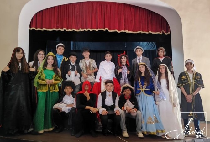 Gəncə məktəbliləri teatr səhnəsində