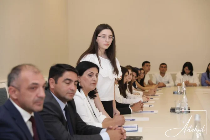 Yüksək bal toplayan məzunlar və şəhid övladları ilə görüş keçirilib