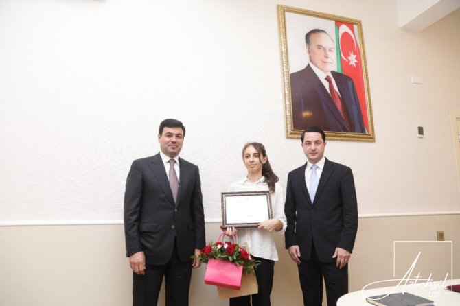 33 məzun  məktəbi fərqlənmə attestatı ilə BİTİRİB