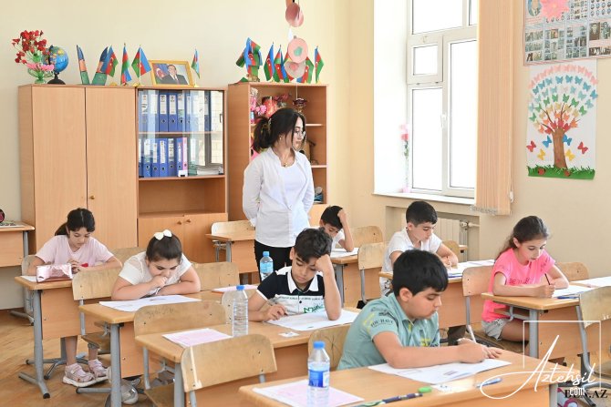 Müəllimlərin sayı getdikcə AZALIR