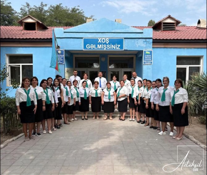 Bu məktəb müəllimləri vahid geyim formasına keçib