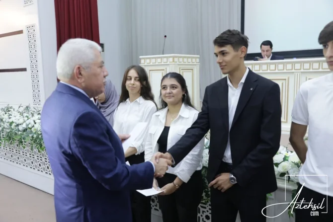 DEPUTAT tələbələri mükafatlandırıb -  Xaçmazda