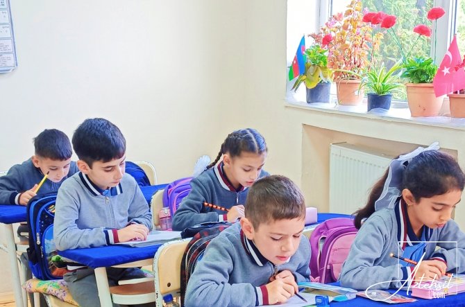 Azərbaycanın 10 milyonuncu sakini məktəbə qədəm QOYUR