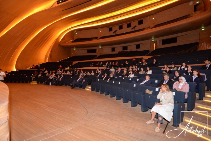 Sammit öz işini panel müzakirələrlə davam etdirir..