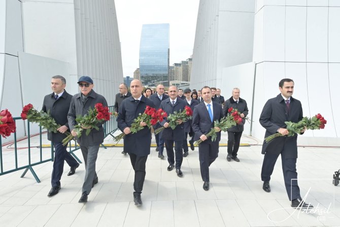 Nazir "Anım Günü" ilə əlaqədar Zəfər parkını ziyarət edib