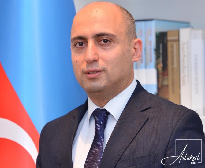 Emin Əmrullayev müəllimləri TƏBRİK EDİB