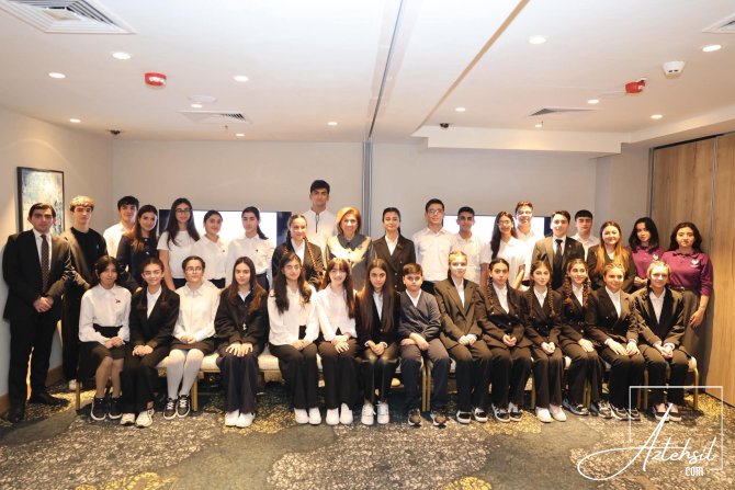 Bahar Muradova uşaqları maraqlandıran sualları CAVABLANDIRIB